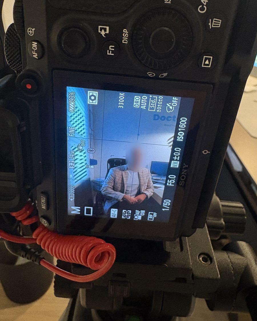 Blick auf das Kameradisplay: Interviewpartner im Bild